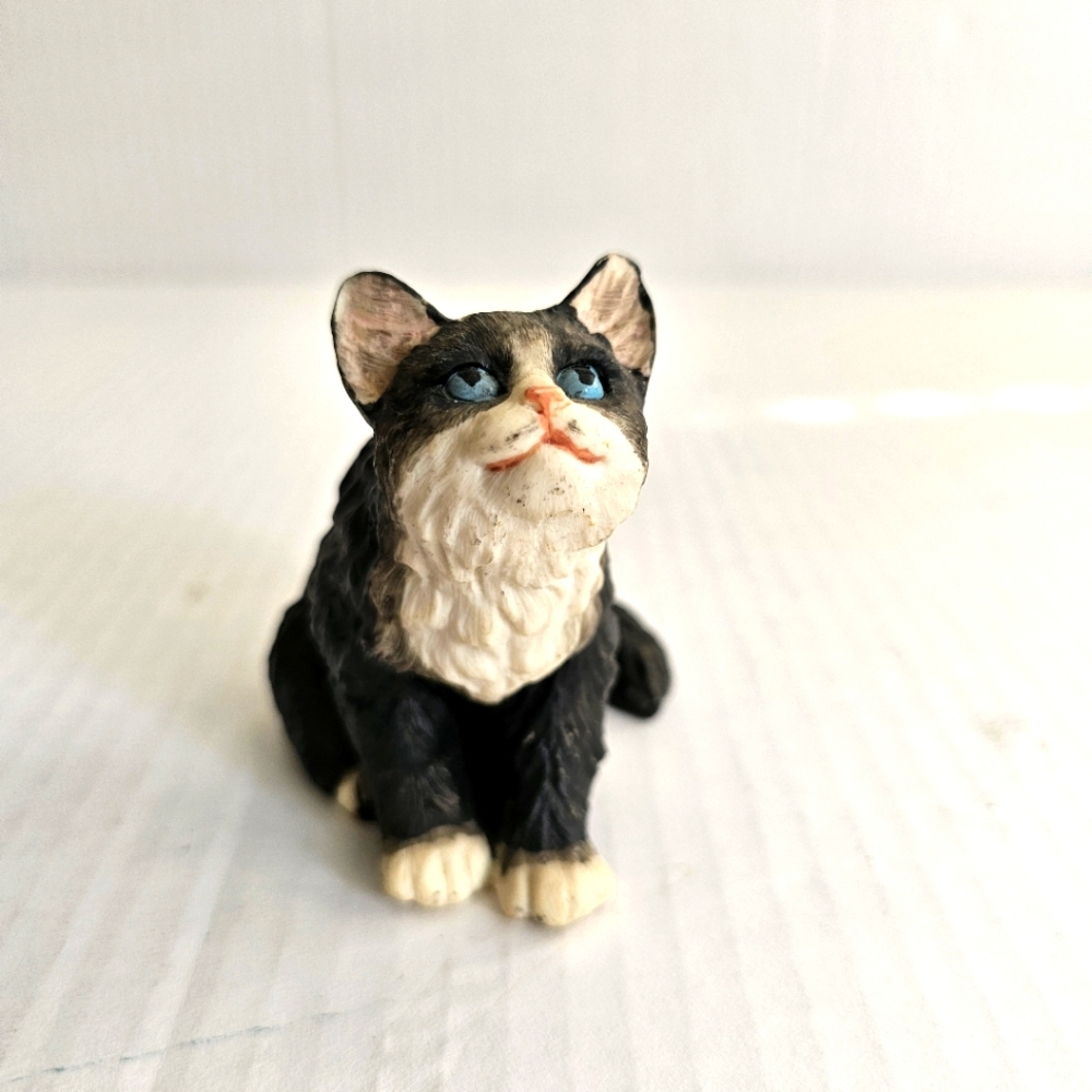 Vintage cat figurine black white blue eyes 3.5 inches tall